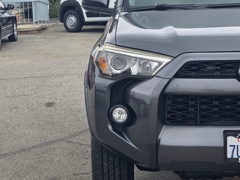 Used 2016 Toyota 4Runner SR5 w/ Convenience Package image 3