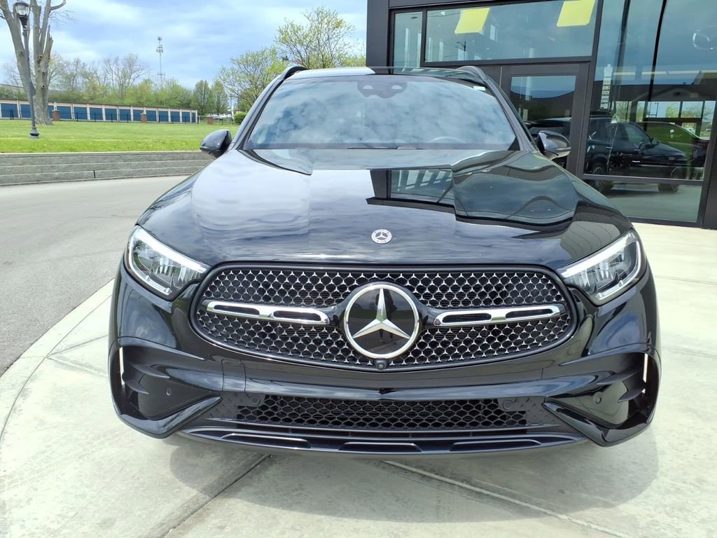 Used 2025 Mercedes-Benz GLC 350e 4MATIC image 2