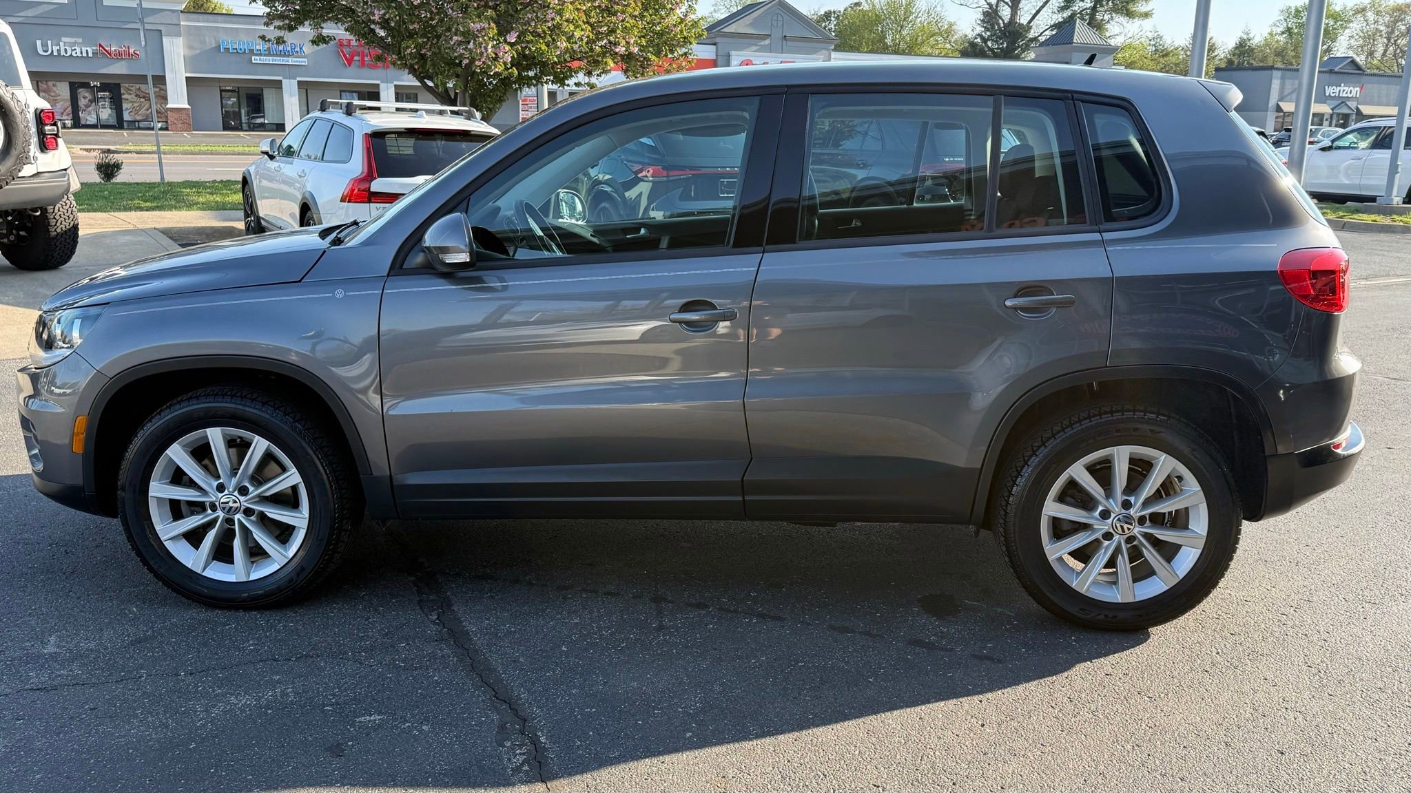 Used 2017 Volkswagen Tiguan Limited w/ Alloy Wheels Package image 7