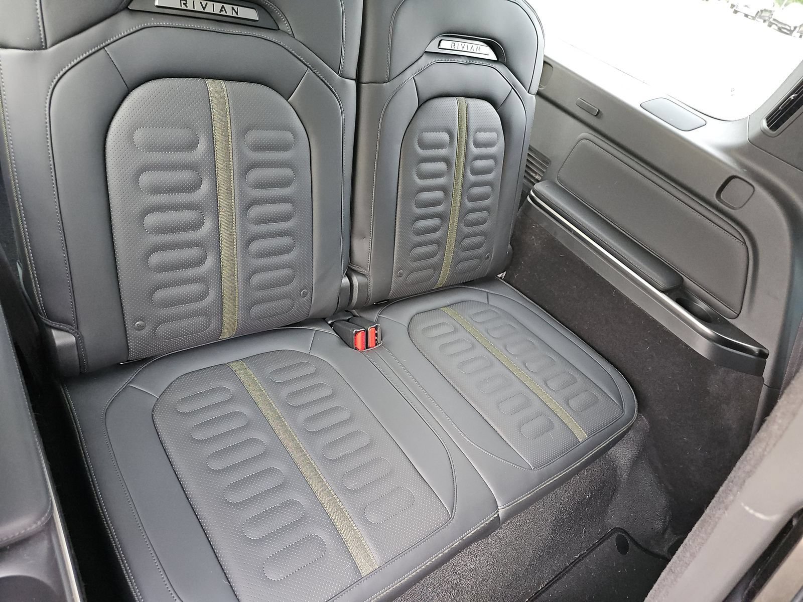 Used 2025 Rivian R1S Adventure Dual AWD/4WD image 12