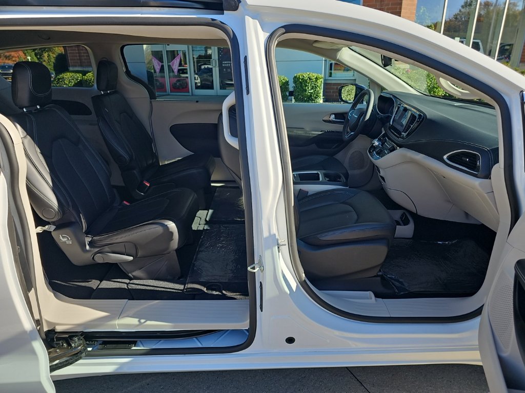 Certified 2024 Chrysler Pacifica Touring-L FWD image 27