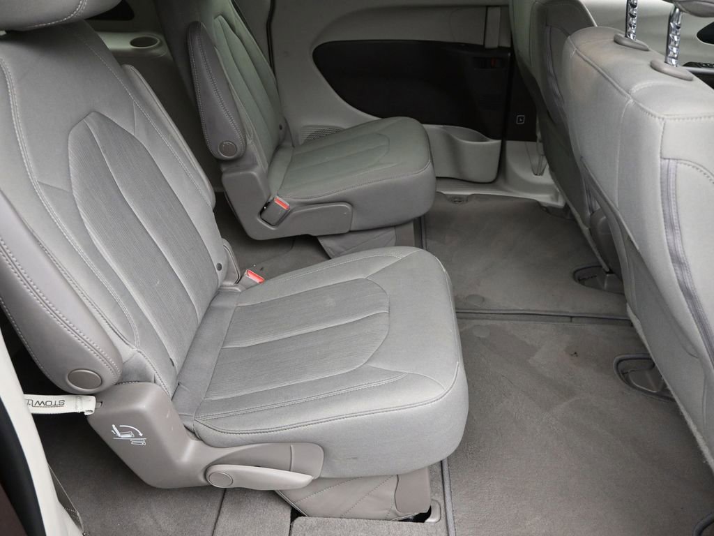Used 2020 Chrysler Pacifica Touring w/ Advanced Safetytec Group image 8