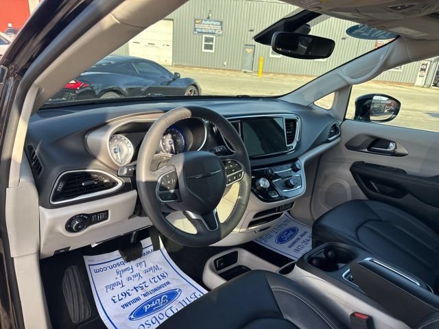 Used 2024 Chrysler Pacifica Touring-L FWD image 11