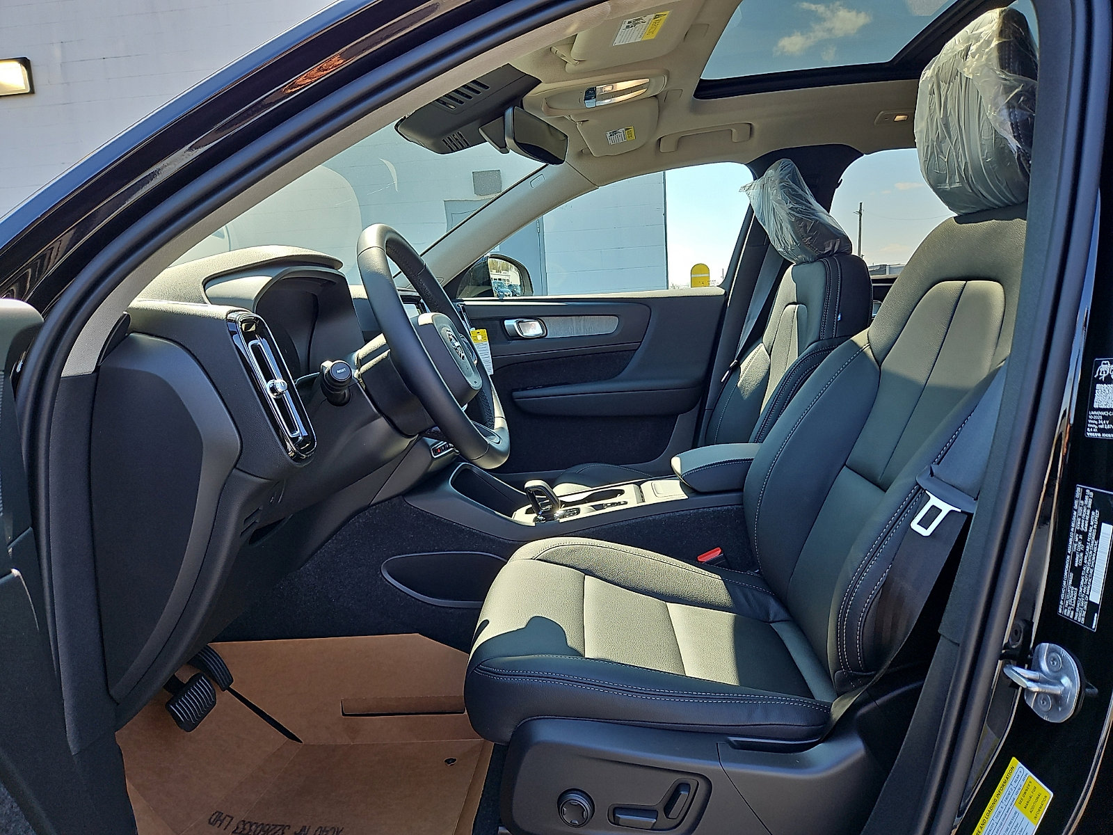 New 2026 Volvo XC40 B5 Core w/ Climate Package AWD/4WD image 11