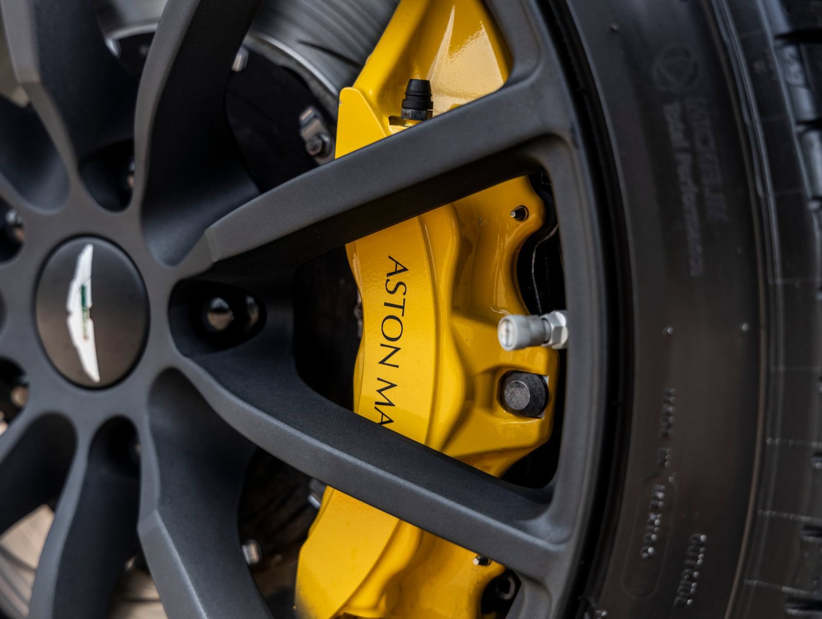 Used 2022 Aston Martin V8 Vantage Roadster RWD image 17