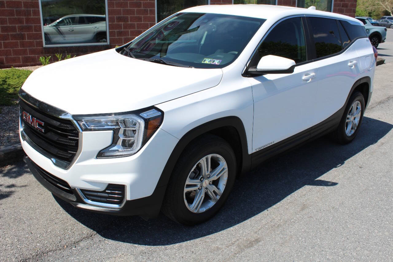 Used 2024 GMC Terrain SLE AWD/4WD image 2