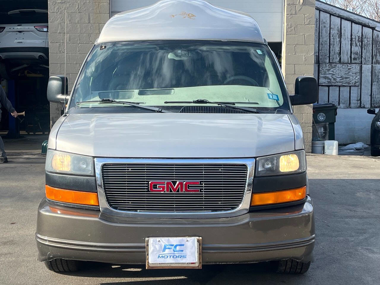 Used 2005 GMC Savana 1500 w/ Preferred Equipment Group image 2