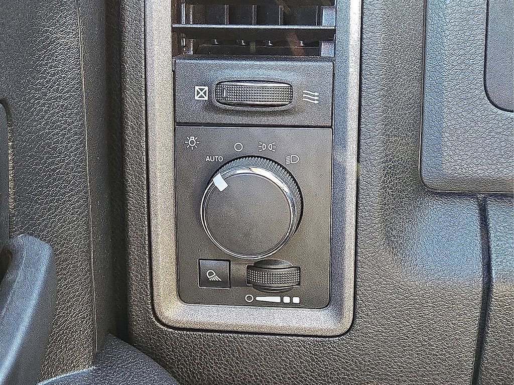 Used 2014 RAM 1500 4x4 Crew Cab w/ Exterior Appearance Group image 24