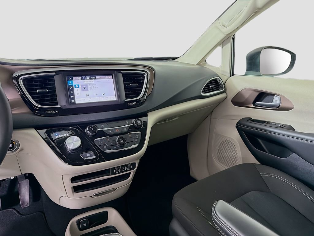 Used 2024 Chrysler Voyager LX image 24