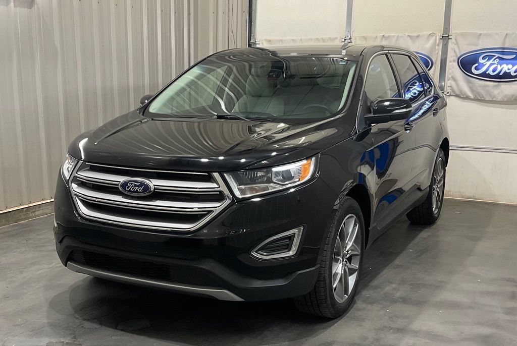 Used 2017 Ford Edge Titanium w/ Equipment Group 301A FWD image 3
