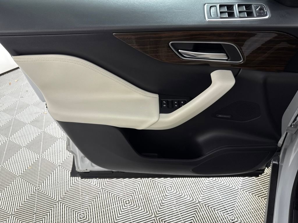 Used 2017 Jaguar F-PACE Prestige image 9