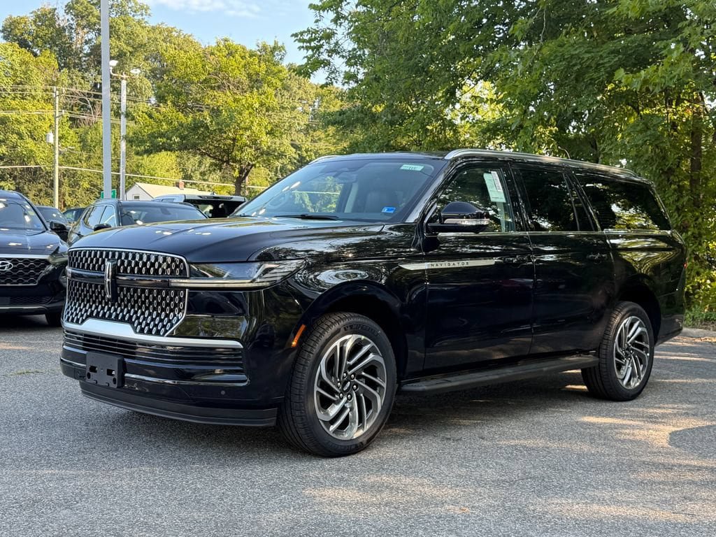 New 2027 Lincoln Navigator L Premier AWD/4WD image 3