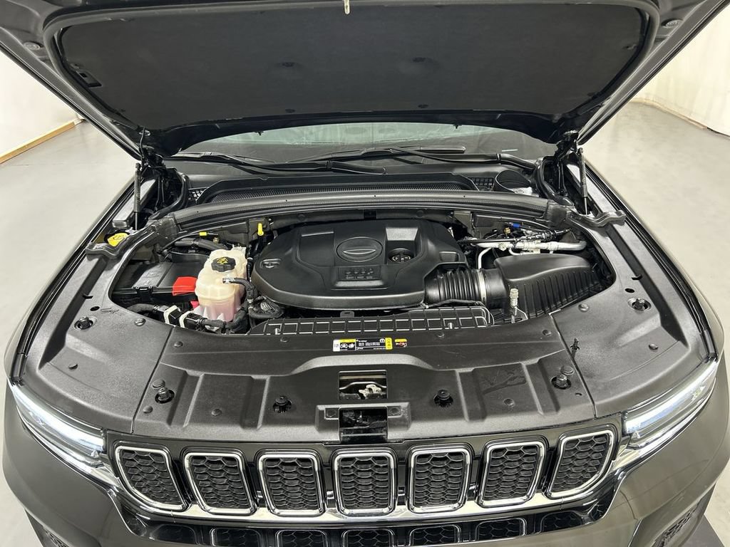 Used 2022 Jeep Grand Cherokee Overland AWD/4WD image 25