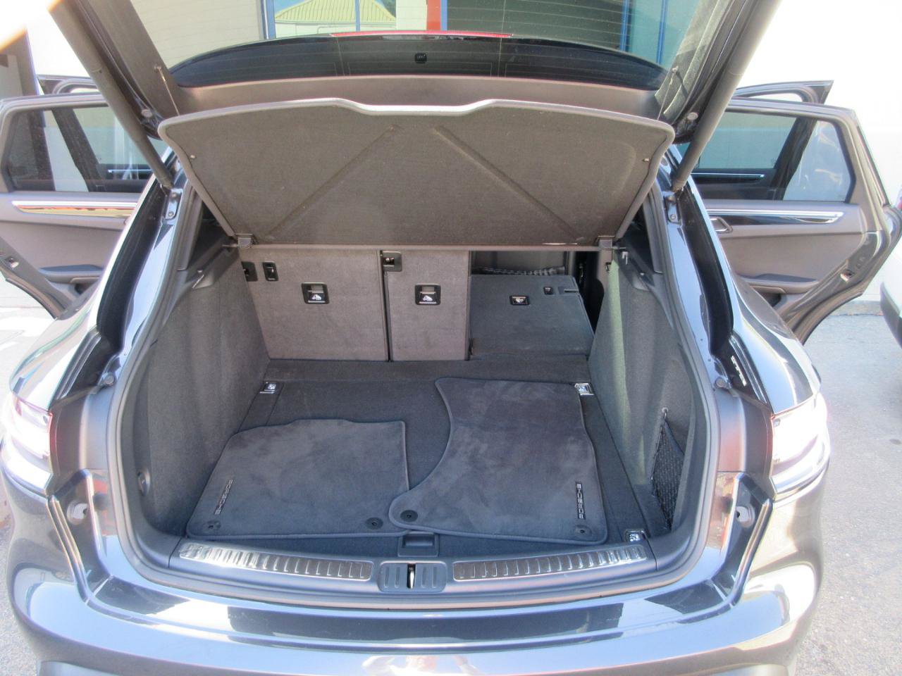 Used 2025 Porsche Macan w/ Premium Package Plus AWD/4WD image 38