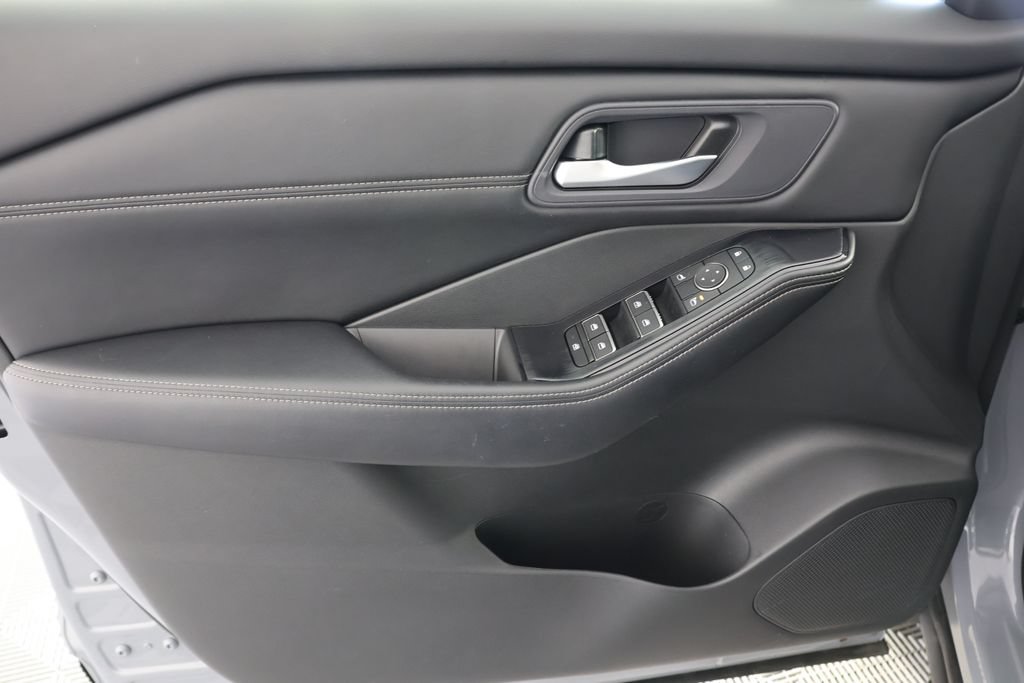 Used 2025 Nissan Rogue SL FWD image 24