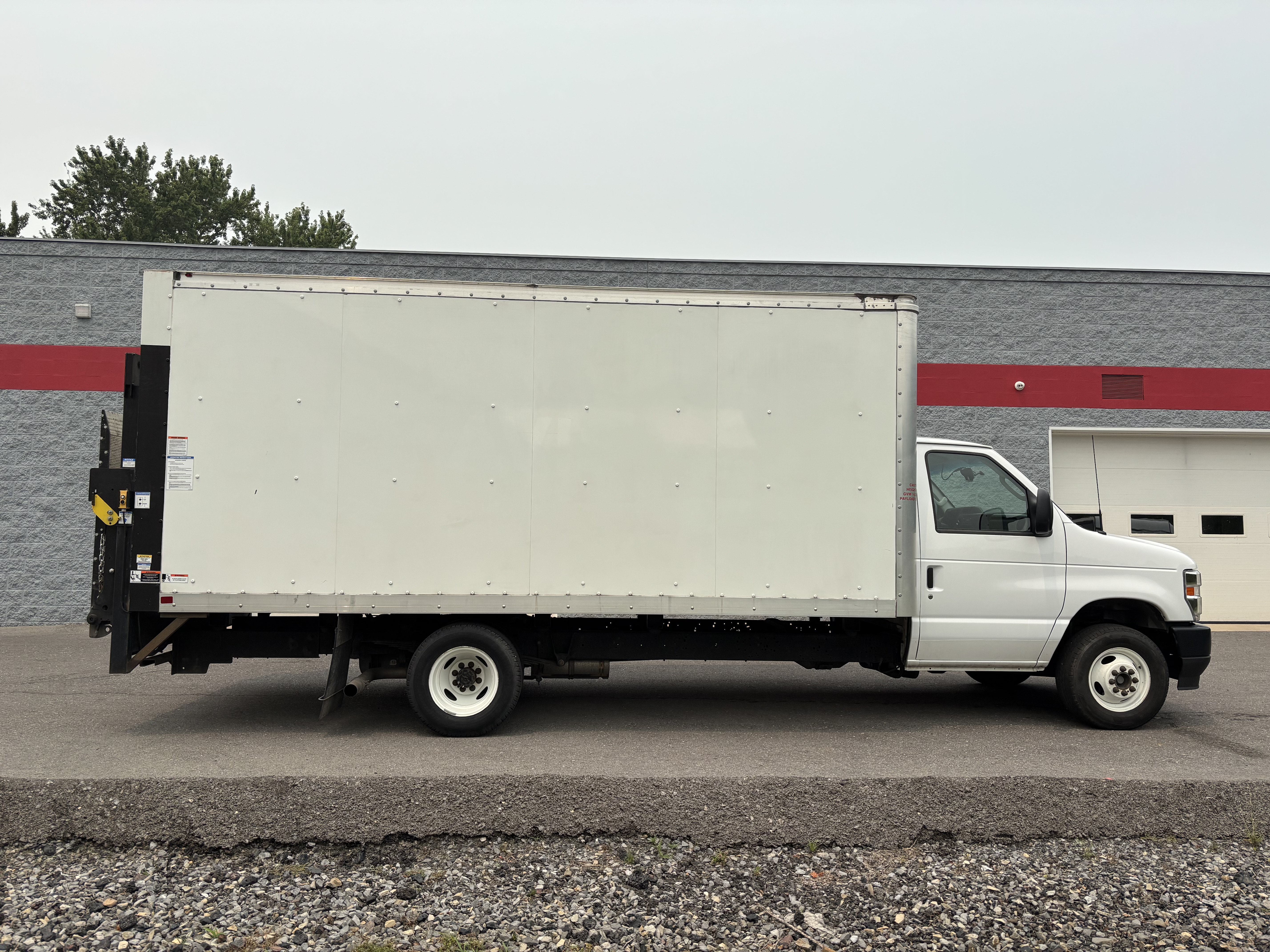 Used 2024 Ford E-350 and Econoline 350 Super Duty RWD image 2