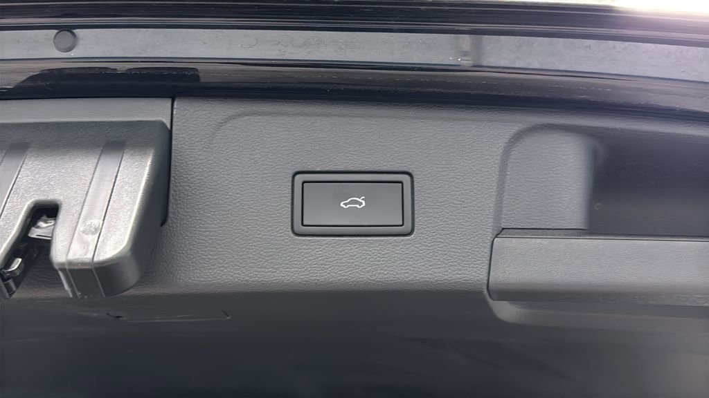 Used 2024 Volkswagen Atlas SE w/ Black Wheel Package image 32