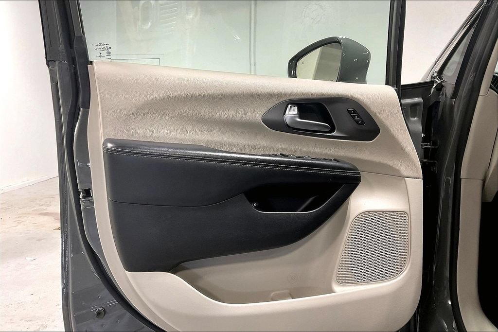 Used 2022 Chrysler Pacifica Touring-L FWD image 21