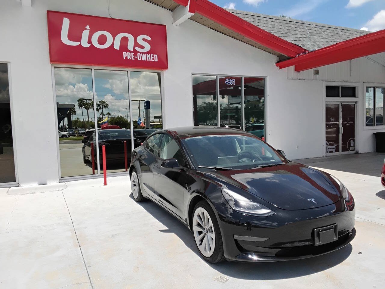 Used 2022 Tesla Model 3 Standard Range RWD image 3