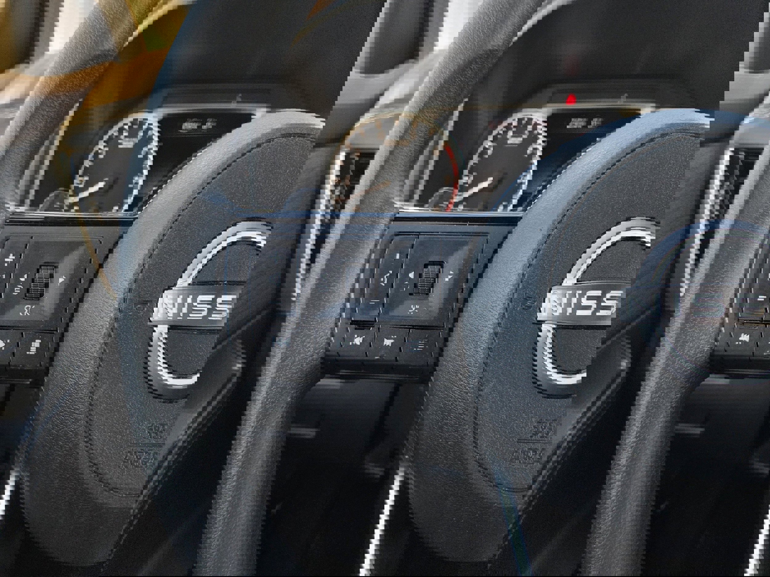 Used 2022 Nissan Rogue SV image 35