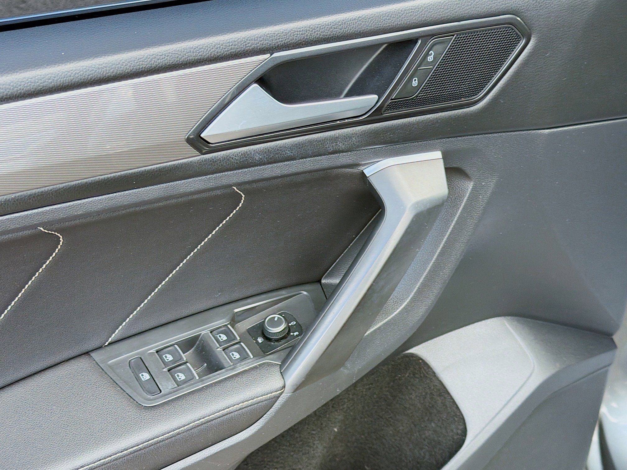 Used 2022 Volkswagen Tiguan SE image 23