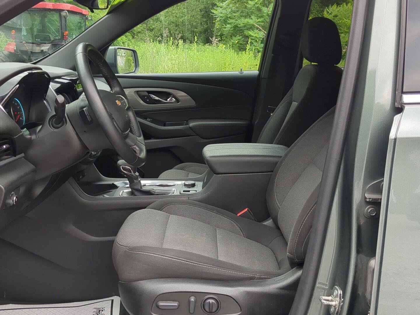 Used 2023 Chevrolet Traverse LT AWD/4WD image 10