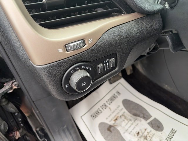 Used 2017 Jeep Cherokee Latitude w/ Cold Weather Group image 11