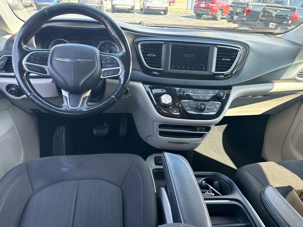 Used 2019 Chrysler Pacifica Touring Plus w/ Tire & Wheel Group FWD image 16