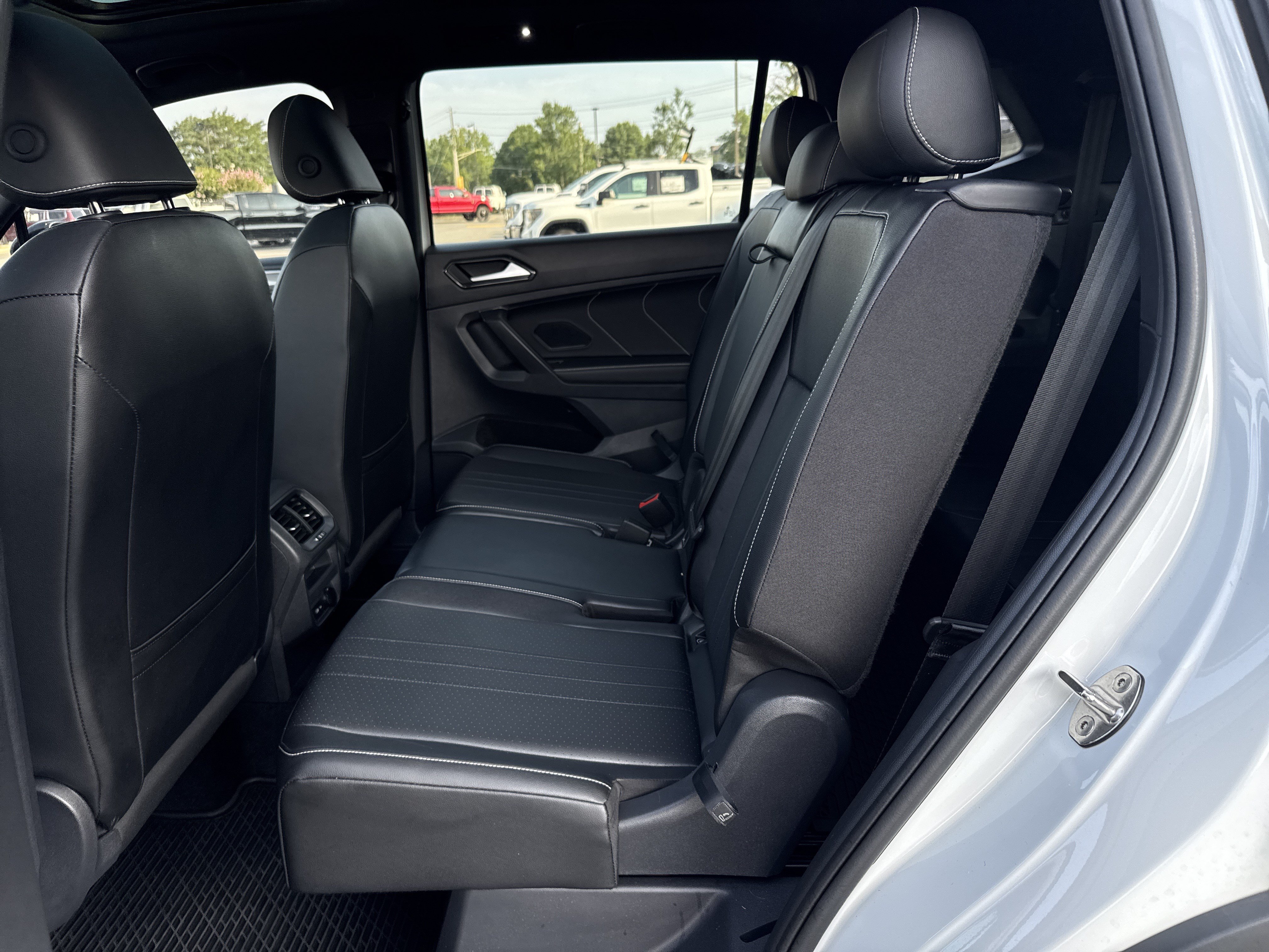 Used 2024 Volkswagen Tiguan SE R-Line FWD image 28