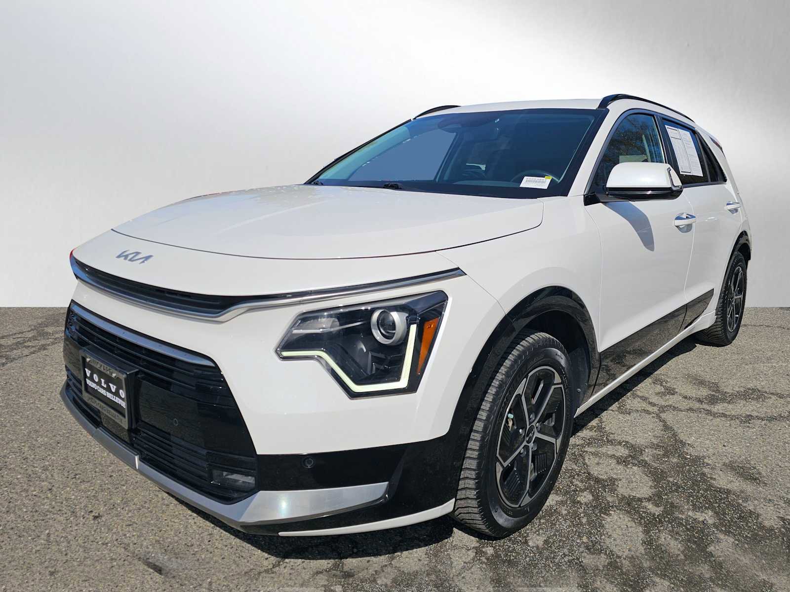 Used 2023 Kia Niro SX image 7