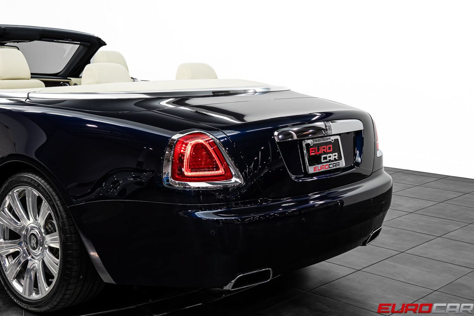 Used 2017 Rolls-Royce Dawn RWD image 19