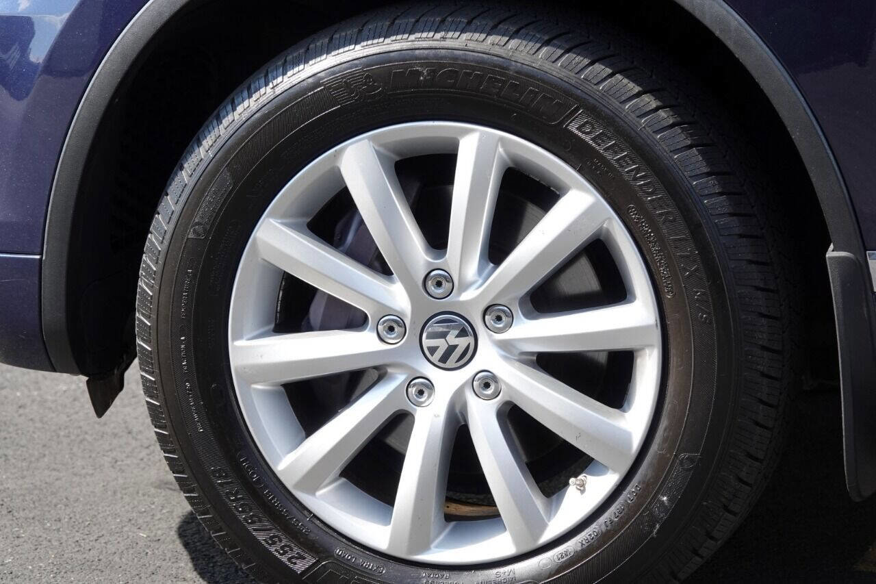 Used 2012 Volkswagen Touareg Sport image 94