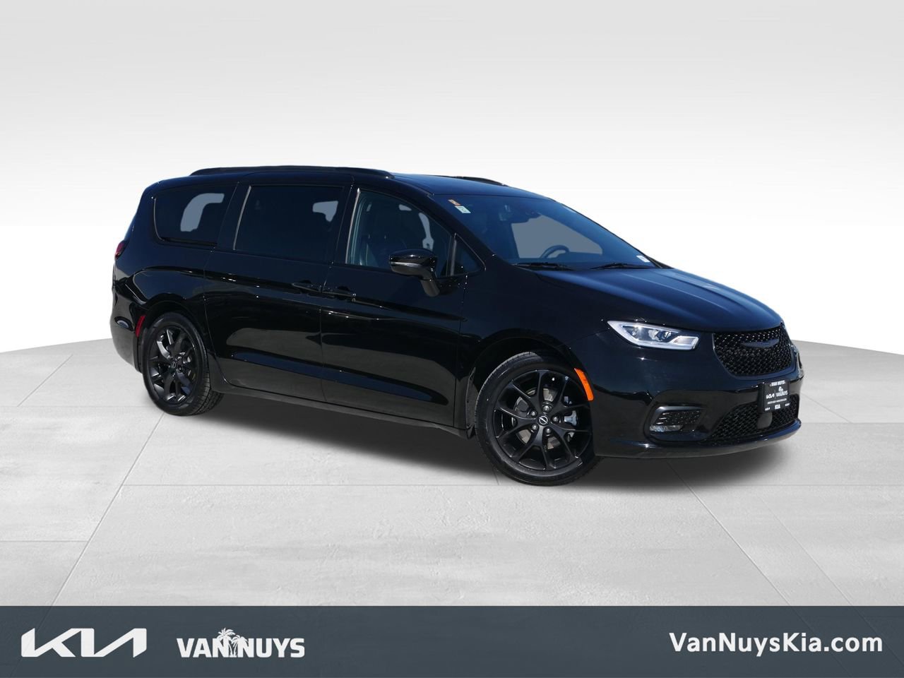Used 2025 Chrysler Pacifica Limited image 1