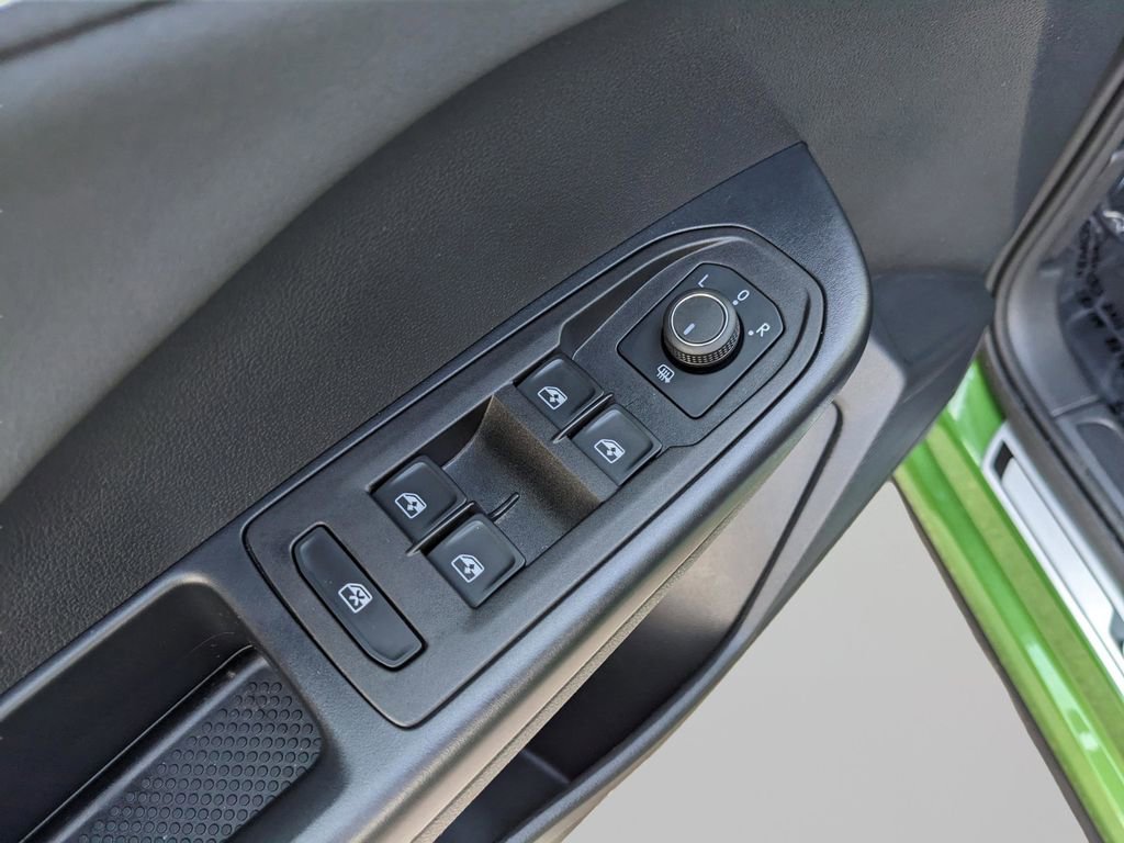 Certified 2025 Volkswagen Taos SE AWD/4WD image 20