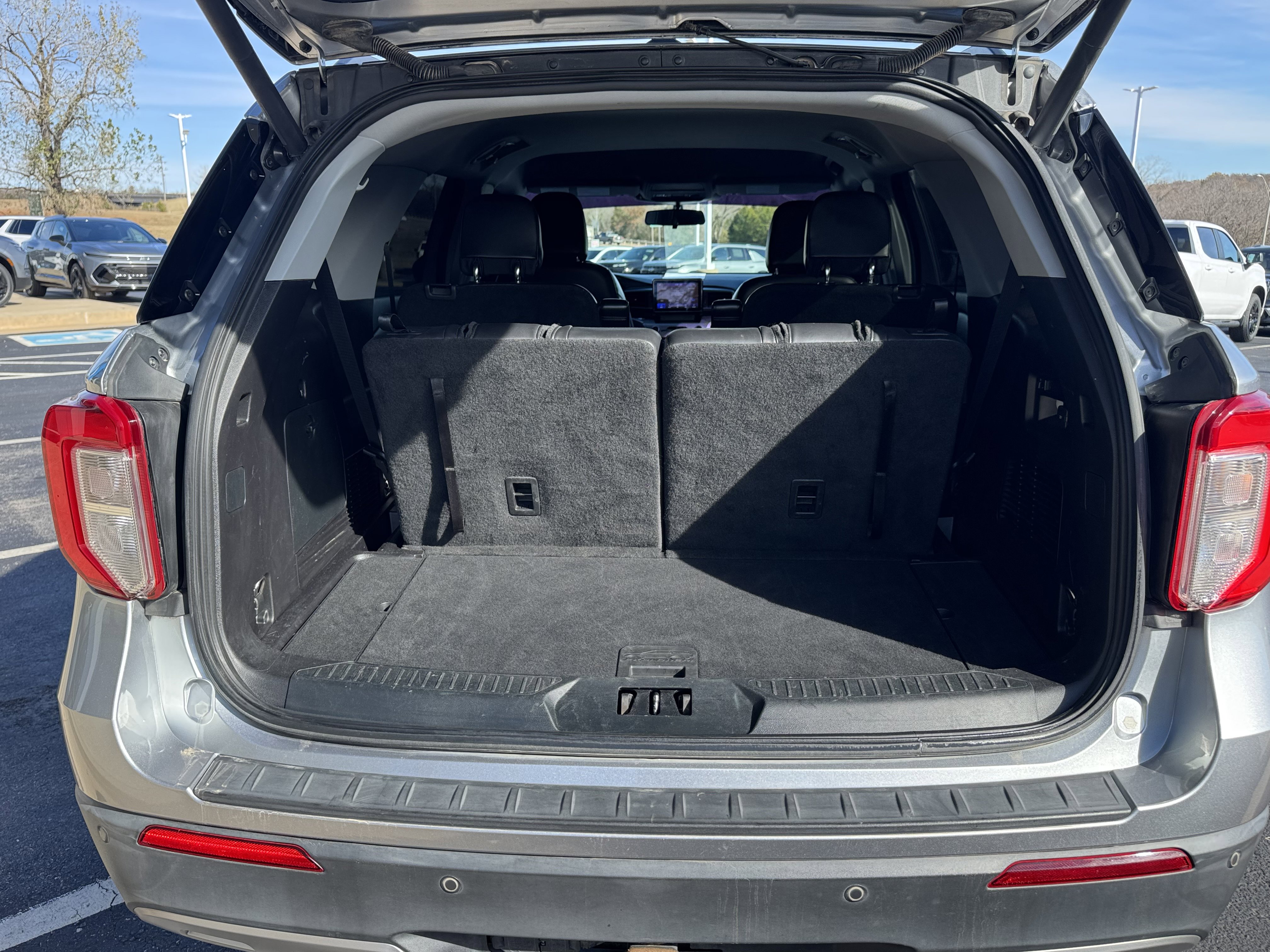 Used 2021 Ford Explorer XLT w/ Equipment Group 202A image 5