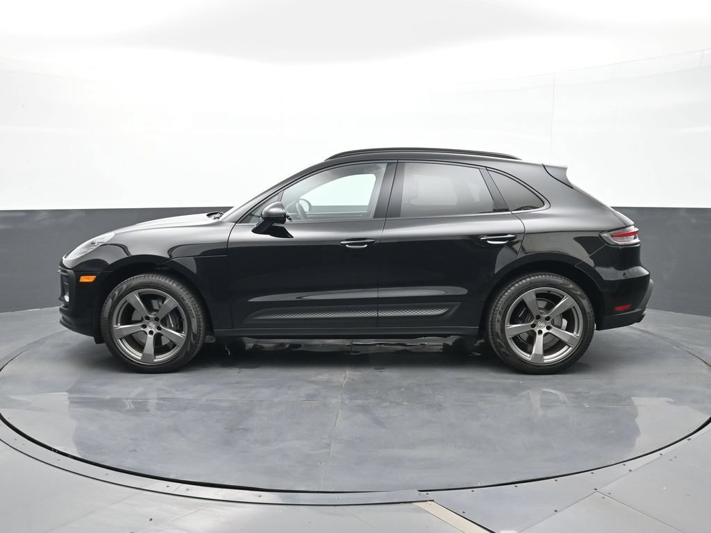 Certified 2025 Porsche Macan AWD/4WD image 2