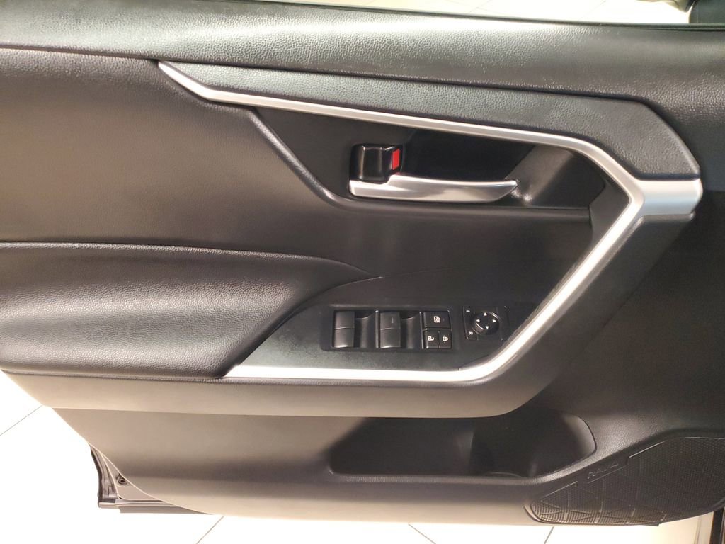 Used 2021 Toyota RAV4 XLE w/ Convenience Package image 19