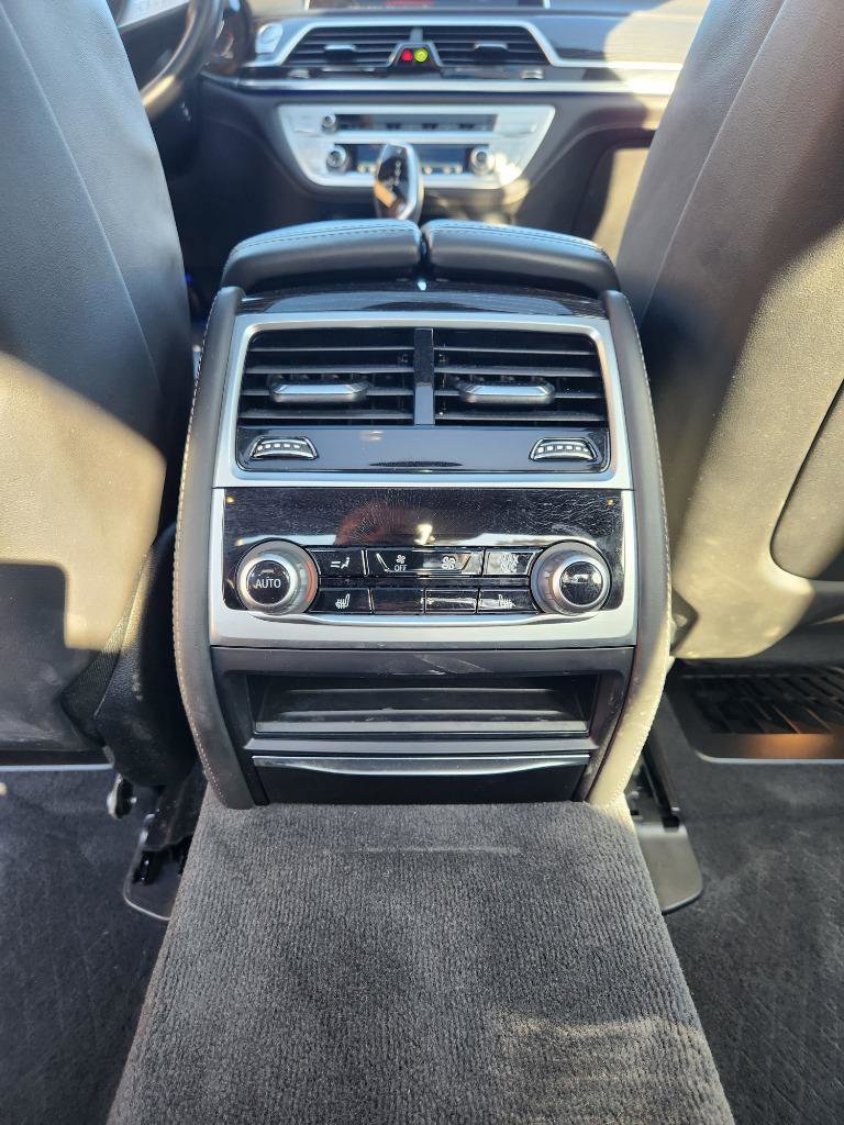 Used 2022 BMW 750i xDrive w/ M Sport Package image 21