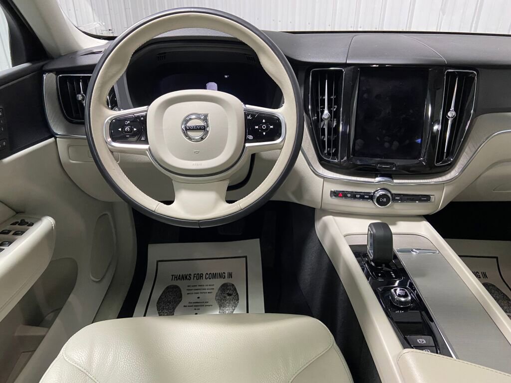 Used 2023 Volvo XC60 B5 Plus image 8
