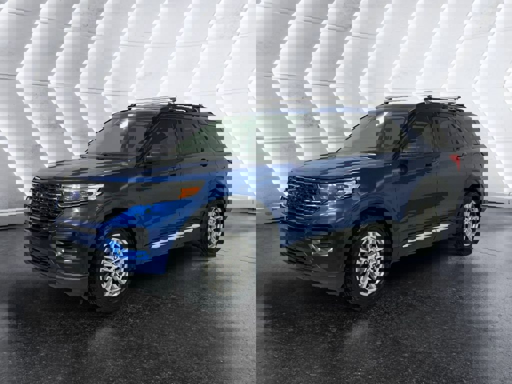 Used 2022 Ford Explorer XLT image 3