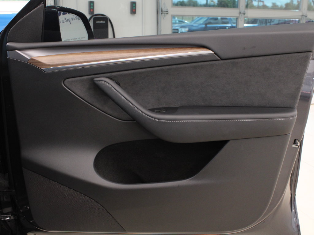 Used 2024 Tesla Model Y Long Range AWD/4WD image 18