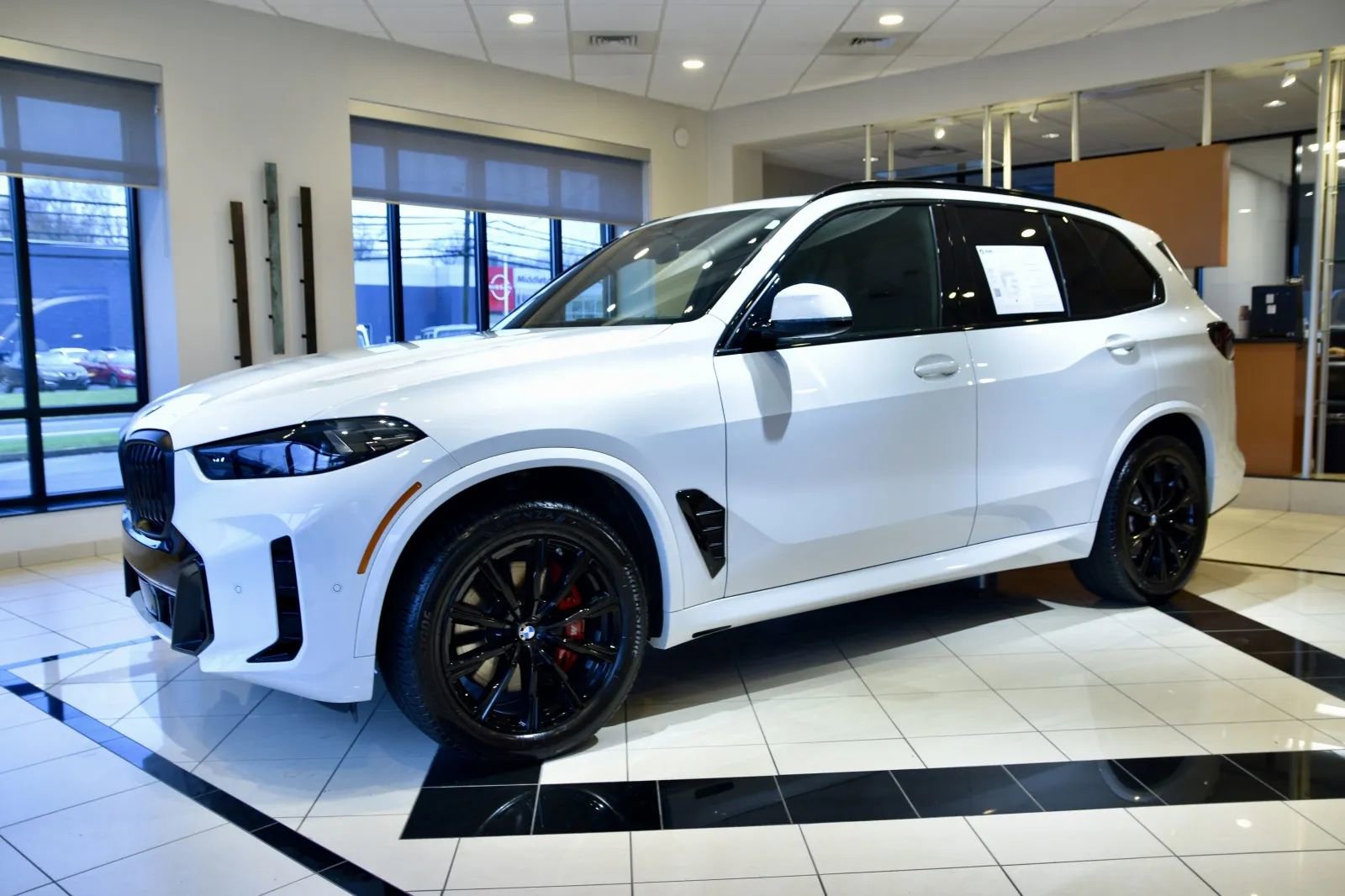 Used 2024 BMW X5 xDrive40i w/ M Sport Package image 3