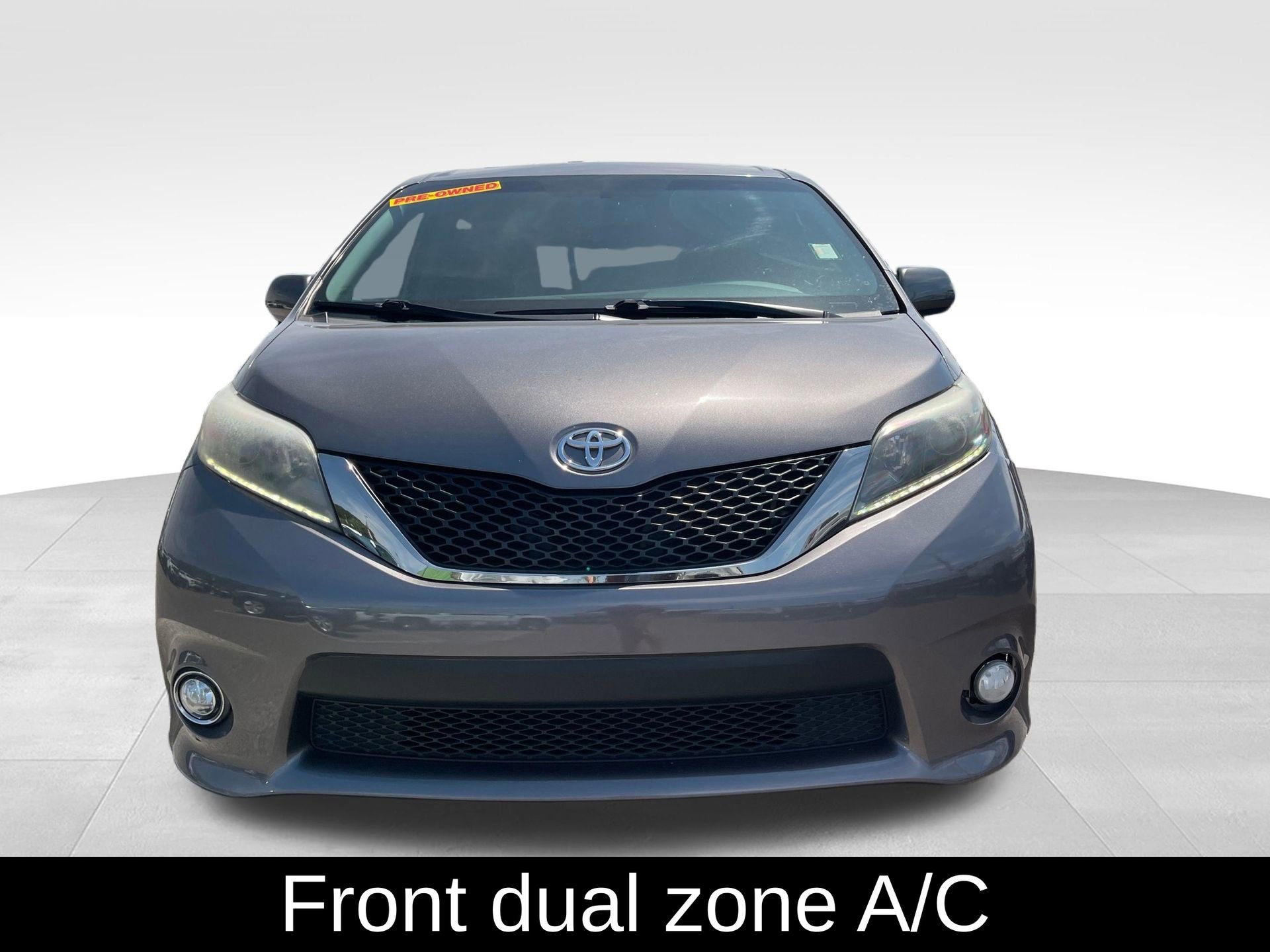 Used 2017 Toyota Sienna SE Premium FWD image 2