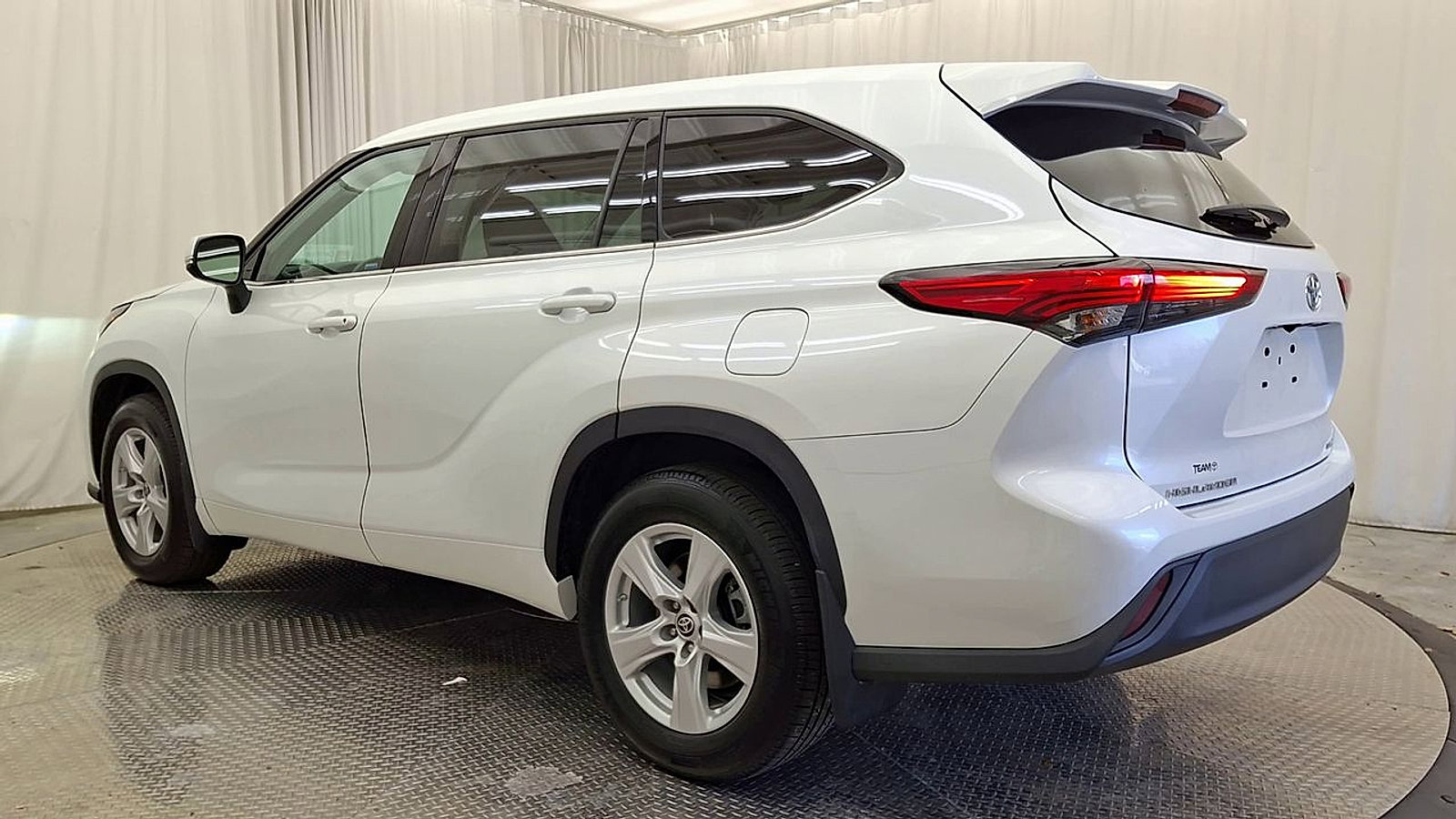Used 2022 Toyota Highlander LE AWD/4WD image 9