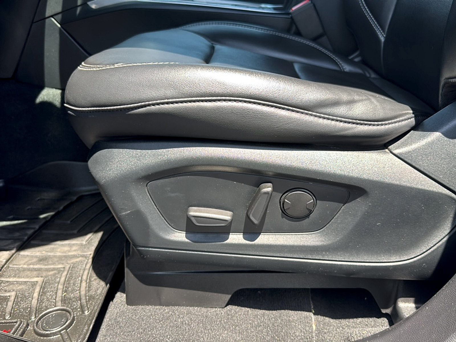 Used 2022 Ford Explorer XLT w/ Equipment Group 202A RWD image 9