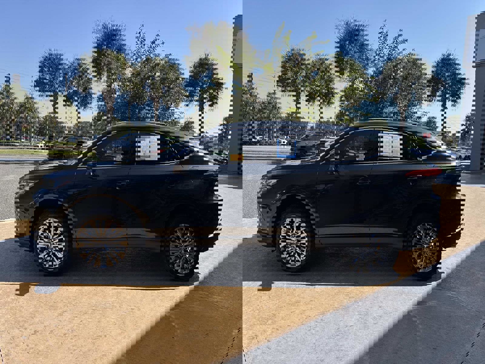 Used 2023 Toyota Venza XLE image 5