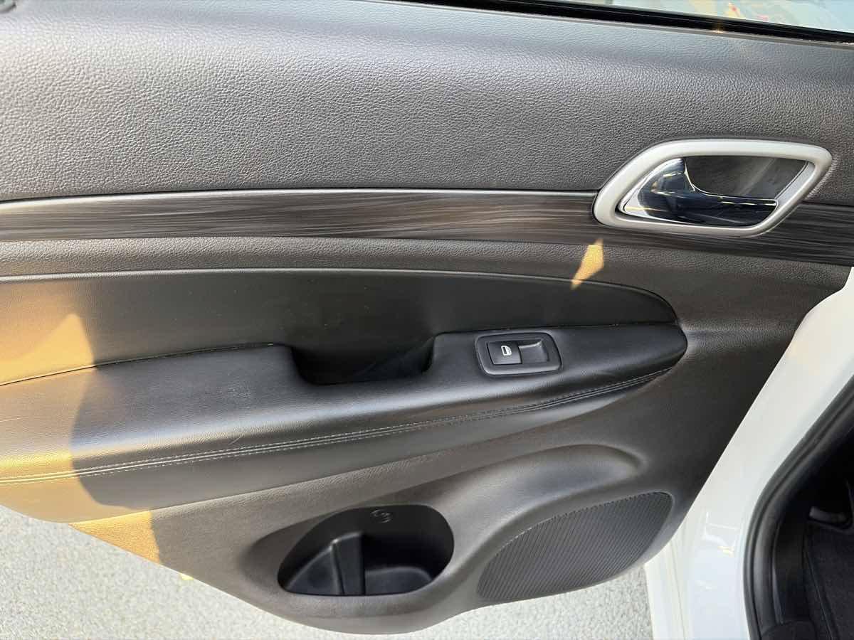 Used 2019 Jeep Grand Cherokee Altitude RWD image 12