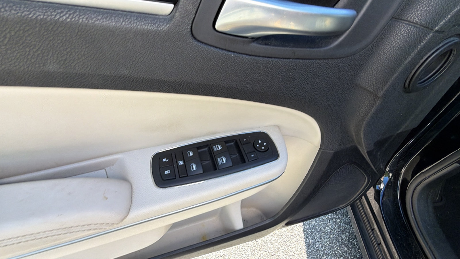 Used 2023 Chrysler 300 Touring w/ Sport Appearance Package RWD image 15
