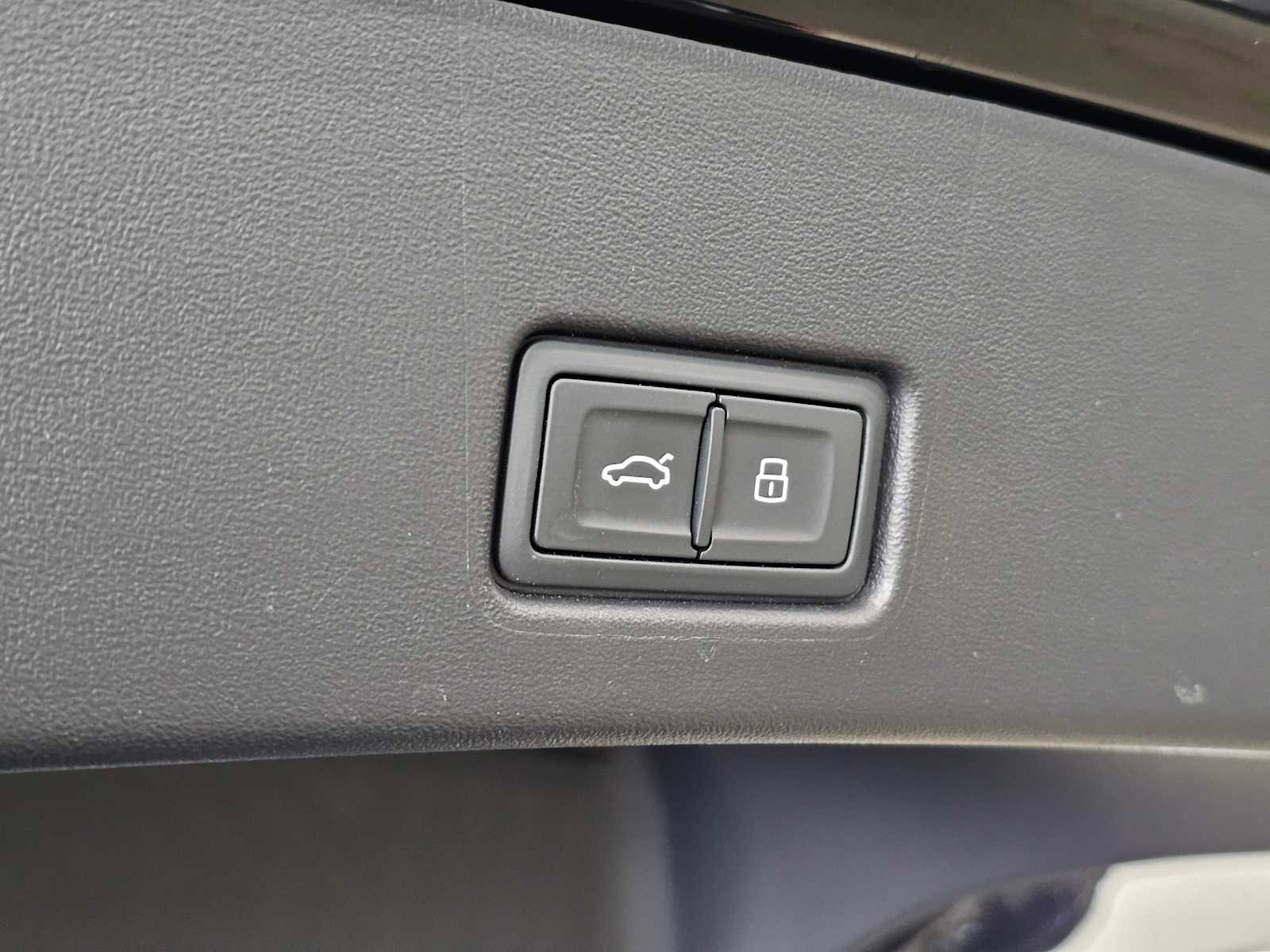 Used 2023 Audi Q4 e-tron Premium Plus w/ Premium Plus image 17