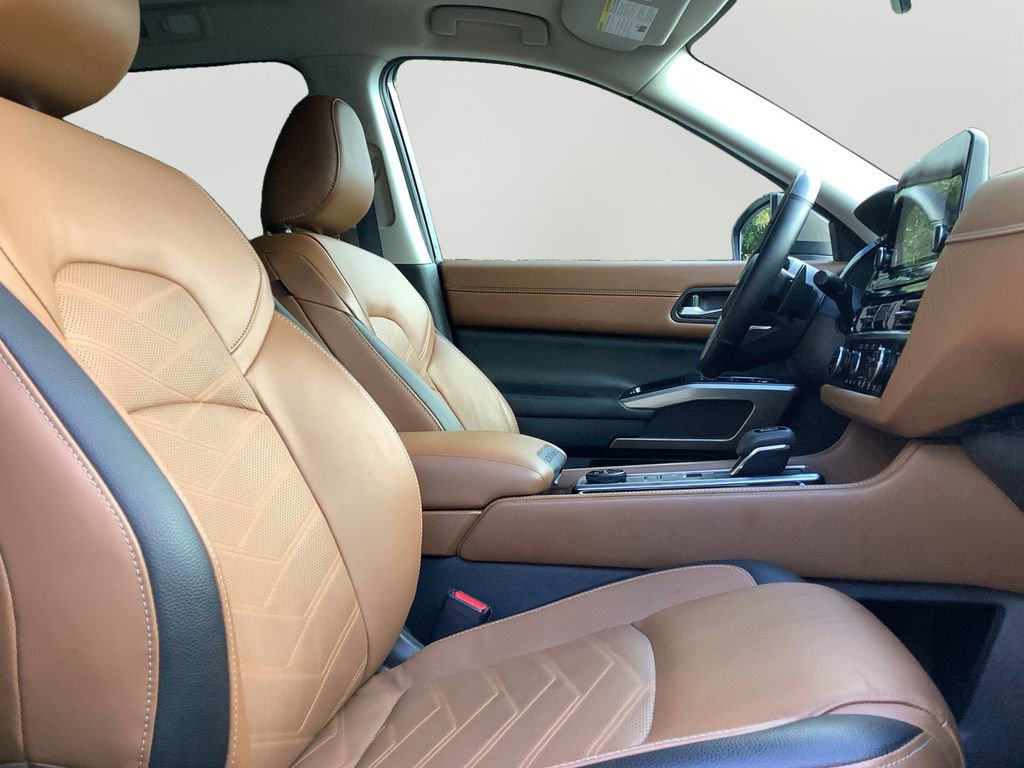 Used 2023 Nissan Pathfinder Platinum image 12